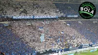 Suasana di sudut Veltins Arena, tempat berkumpul barisan ultras Schalke.  (Bola.com / Aditya Wicaksono)