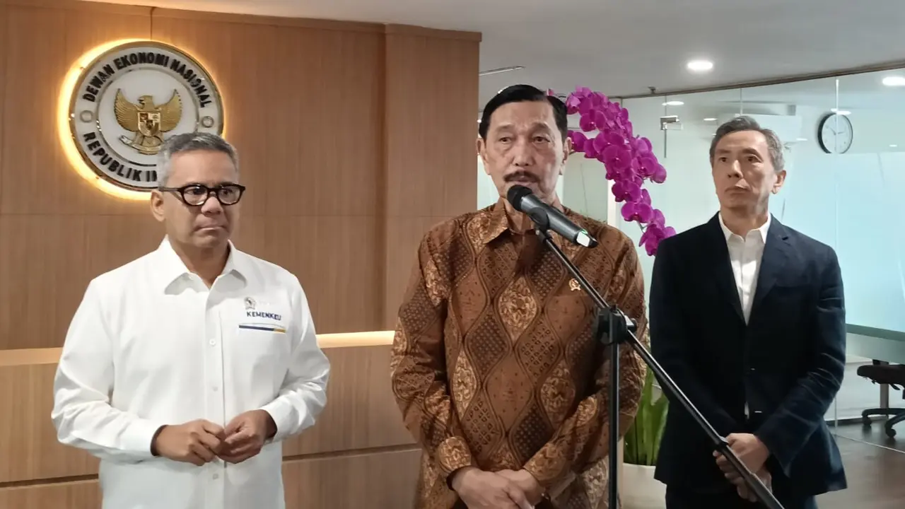 Ketua Dewan Ekonomi Nasional (DEN) Luhut Binsar Pandjaitan bersama Wakil Menteri Keuangan (Wamenkeu) Suahasil Nazara di Kantor Dewan Ekonomi Nasional, Jakarta, Senin (25/5/2026). (Liputan6.com/Maulandy)