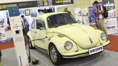 Pengunjung melihat-lihat mobil bertenaga listrik yang dipamerkan pada gelaran Indonesia Electric Motor Show (IEMS) 2019 di Jakarta, Rabu (4/9/2019). 45 exhibitor ikut dalam pameran khusus kendaraan listrik yang bertajuk Electric Vehicle for Smart Transpotation. (Liputan6.com/Helmi Fithriansyah)