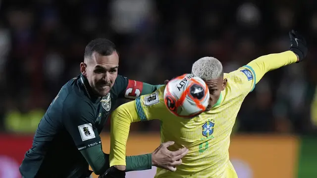 Richarlison dari Timnas Brasil (kanan) dan Luis Haquin dari Timnas Bolivia