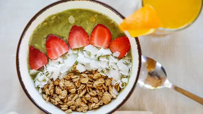 Resep Green Tea Smoothie Bowl dengan Topping Crunchy