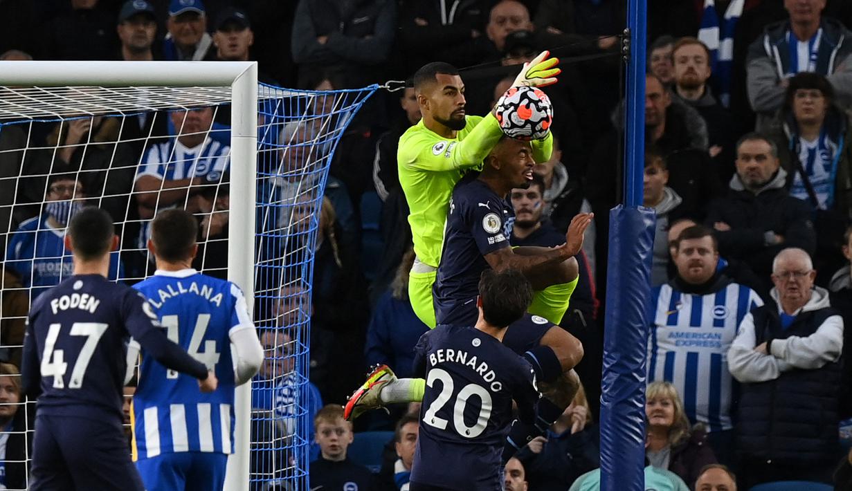 Gol sempat diprotes para pemain Brighton and Hove Albion. Mereka menilai sebelum terjadinya gol, Robert Sanchez mendapatkan gangguan dari Gabriel Jesus. Wasit tetap mensahkan gol usai memeriksa rekaman VAR. (AFP/Glyn Kirk)