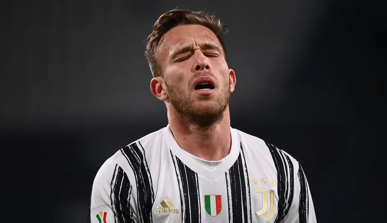 Arthur Melo susah mendapatkan jatah bermain di Juventus musim ini. Dirinya tercatat hanya bermain sebanyak empat laga sejauh ini. Hal tersebut memperkuat alasan untuk hengkang dari Turin. Arsenal dan Sevilla dikatakan sedang menjajaki kemungkinan merekrutnya pada Januari. (AFP/Marco Bertorello)