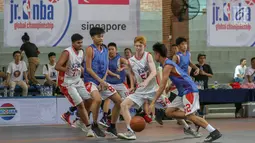 Pebasket putra bertanding pada final penyisihan Jr. NBA Global Championship Asia Pacific Selection Camp di Kampus UPH, Tangerang, Minggu (16/6/2019). Penyisihan yang digelar sejak 15-16 Juni diikuti 68 peserta dari sepuluh negara. (Liputan6.com/Fery Pradolo)