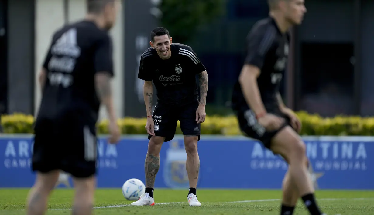 Gelandang Argentina, Angel Di Maria tersenyum saat mengikuti sesi latihan tim di Buenos Aires, Argentina, Selasa (9/11/2021). Timnas Argentina saat ini menempati peringkat kedua klasemen Kualifikasi Piala Dunia 2022 Zona Conmebol dengan koleksi 25 poin. (AP Photo/Natacha Pisarenko)