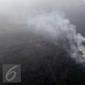 Asap mengepul dari sejumlah titik api yang membakar hutan di wilayah Kalimantan Timur, Selasa (27/10). Kabut asap yang menyelimuti Kalimantan mulai berkurang dikarenakan beberapa wilayah sumber asap telah turun hujan. (Liputan6.com/Immanuel Antonius)