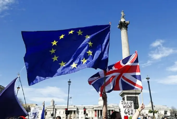 Tampak bendera Uni Eropa berkibar bersebelahan dengan Union Jack (AP)