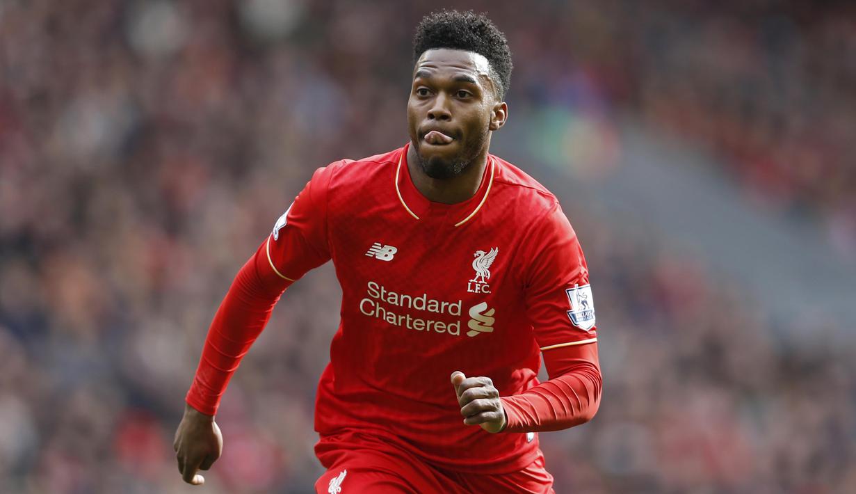 Pemain Liverpool, Daniel Sturridge mencetak satu gol pertama saat Liverpool mengalahkan Stoke City pada lanjutan liga Inggris di Stadion Anfield, Minggu (10/4/2016). (Reuters/Carl Recine)