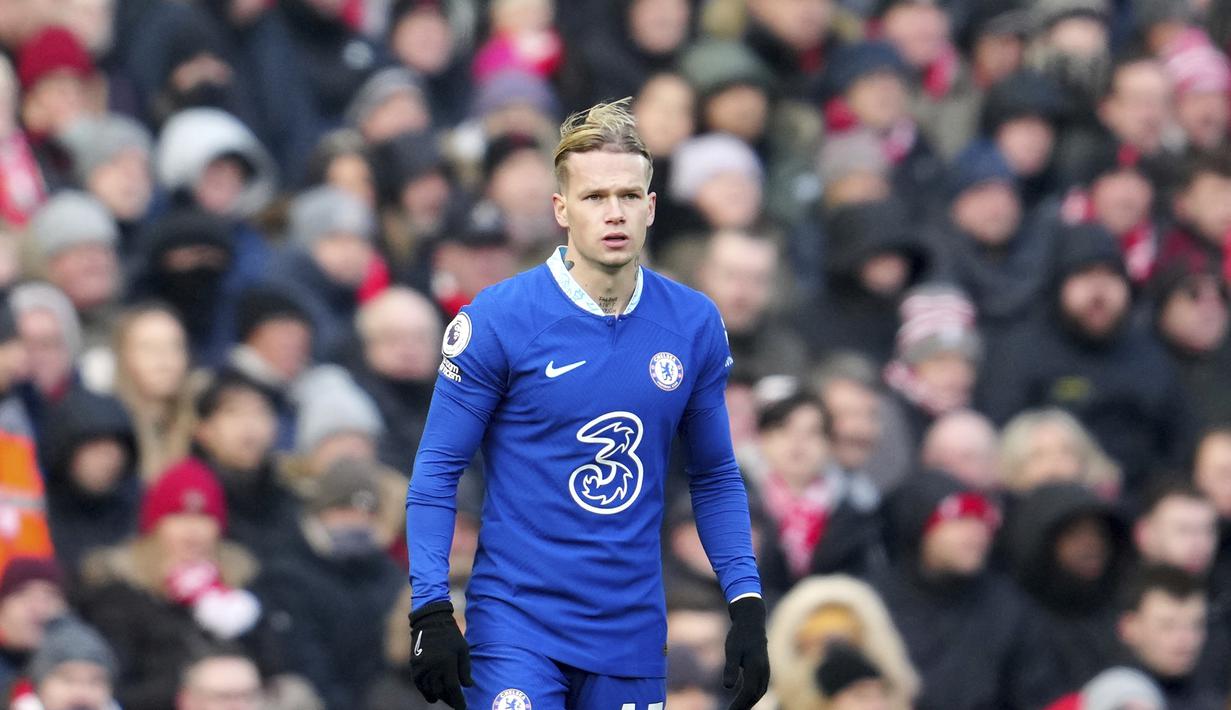 Pemain anyar Chelsea yang dibeli seharga 100 juta euro, Mykhailo Mudryk saat laga big match di pekan ke-21 Premier League 2022/2023 antara Liverpool melawan Chelsea yang berlangsung di Anfield, Sabtu (21/1/2023). (AP Photo/Jon Super)