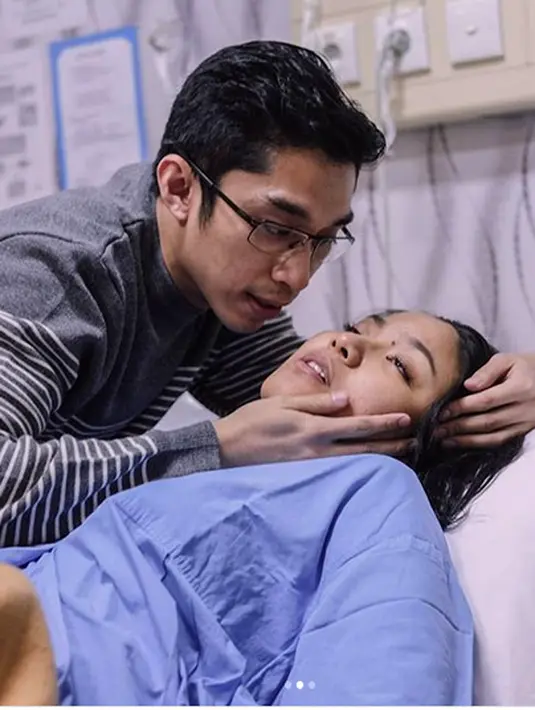 "Di tanggal dan waktu yg bersejarah ini, Alhamdulillah telah lahir bayi laki-laki pertama kami, yang ditunggu-tunggu selama 40 minggu 5 hari." tulis Puteri Indonesia 2008 itu sebagai keterangan video sehari setelah melahirkan. (Instagram/zivannaletisha)