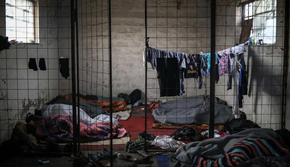 Imigran tidur di lantai di salah satu ruangan sebuah gudang tak terpakai yang dijadikan tempat tinggal di Belgrade, Serbia, 10 November 2016. Menurut badan pengungsi PBB, sekitar 6.400 imigran saat ini terdaftar di Serbia. (REUTERS/Marko Djurica)