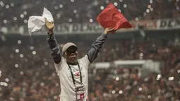 Seorang suporter Persija Jakarta, The Jakmania, memberikan aba-aba saat melawan Johor Darul Ta'zim pada laga Piala AFC di SUGBK, Jakarta, Selasa (10/4/2018). Persija menang 4-0 atas JDT. (Bola.com/Vitalis Yogi Trisna)
