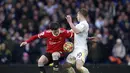 Bek Manchester United, Victor Lindelof berebut bola dengan pemain Leeds United, Joe Gelhardt pada pertandingan lanjutan Liga Inggris di Stadion Elland Road di Leeds, Inggris, Minggu (20/2/2022). MU menang atas Leeds United 4-2. (AP Photo/Jon Super)