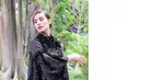 <p>Dress hitam berbahan kain silk premium dengan detail bordir dan payet.&nbsp;(instagram/chelseaislan)</p>
