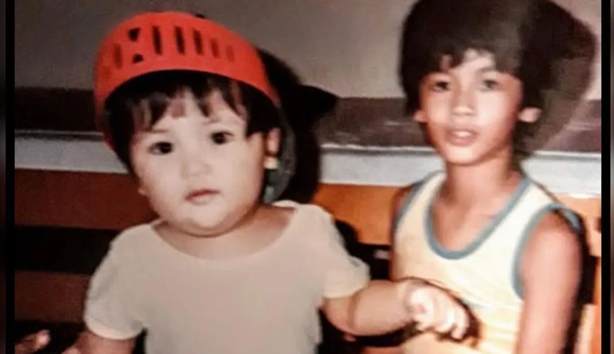 Unggah foto masa kecil di Instagramnya sembari ungkap kerinduan, foto lawas Sharena Delon dan Reza Gunawan ini disebut mirip dengan Sea Dedari dan Ryshaka anak Sharena Delon. Melihat foto masa kecil Sharena dan Reza seperti melihat kebersamaan Sea dan Ryshaka yang selalu kompak. Jika disandingkan foto Sharena – mendiang Reza Gunawan dan Sea – Ryshaka bak pinang dibelah dua. (Liputan6.com/IG/@mrssharena)