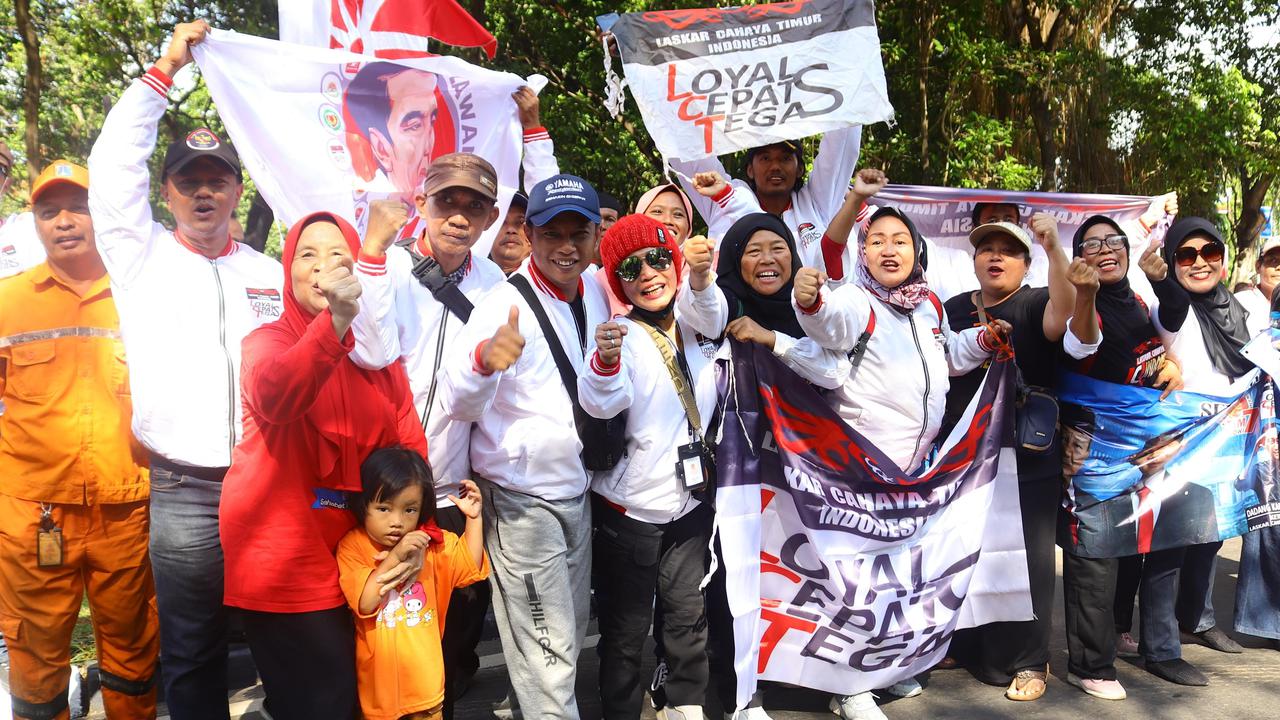 FOTO: Relawan Tumpah Ruah di Kawasan Bandara Halim Perdanakusuma Antar Jokowi Pulang ke Solo