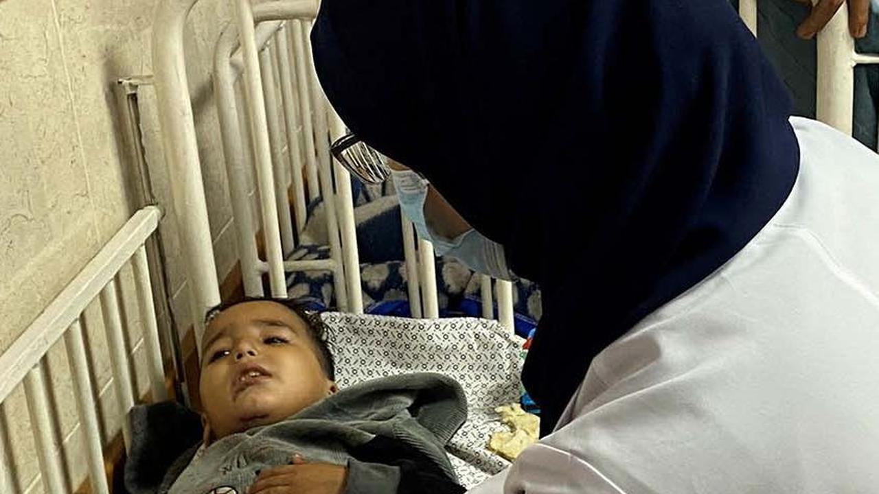 Ahmad Shabat saat ini mendapatkan perawatan di Rumah Sakhit Shuhada Al Aqsa, Jalur Gaza tengah.