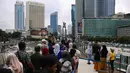 <p>Di pusat kota Jakarta, warga bisa berwisata dengan berfoto berlatar gedung-gedung tinggi dan salah satu monumen ikonik, yakni patung selamat datang. (Liputan6.com/Angga Yuniar)</p>