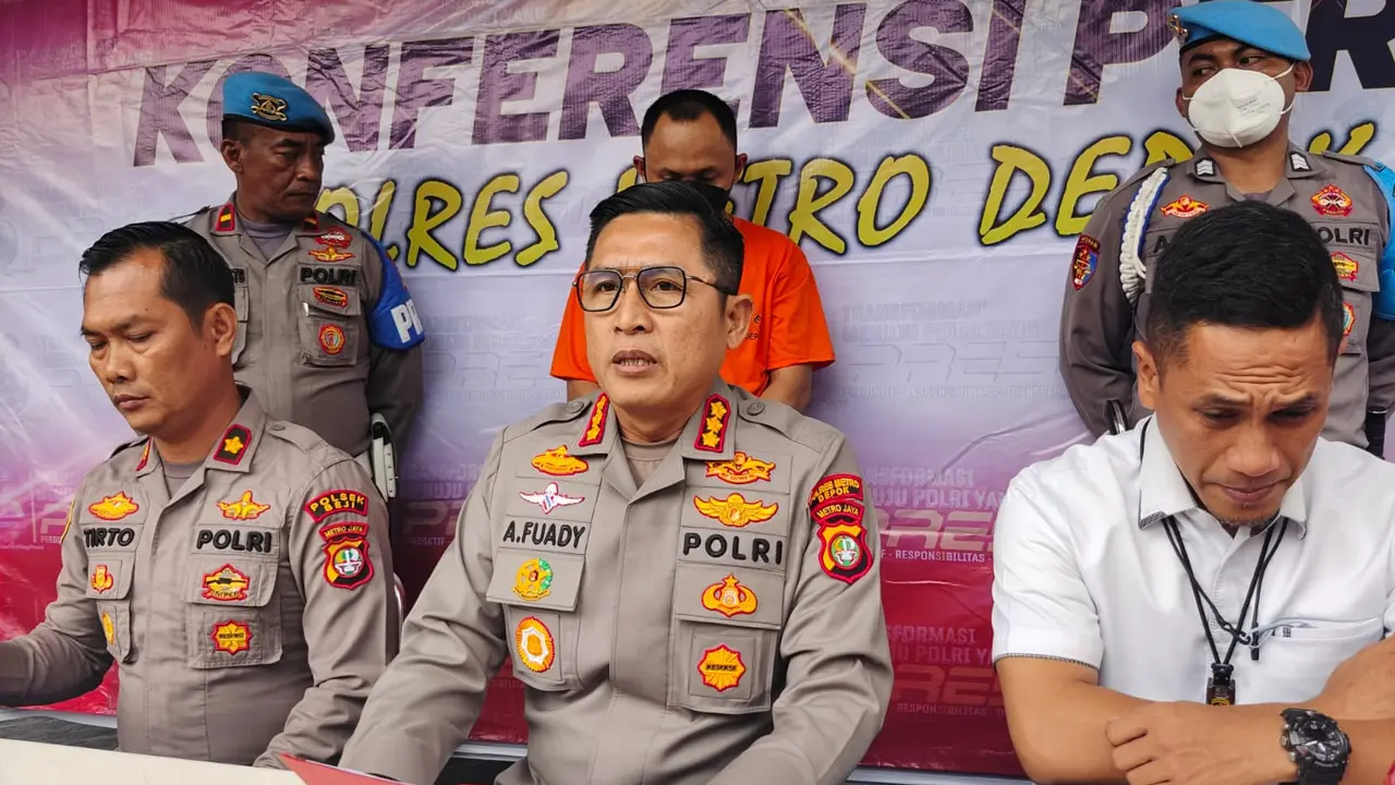 Polres Metro Depok mengamankan pria berinisial T, tersangka penendang sepeda motor dosen Universitas Indonesia (UI), Basari, (Foto: Dicky Agung Prihanto/Liputan6.com)