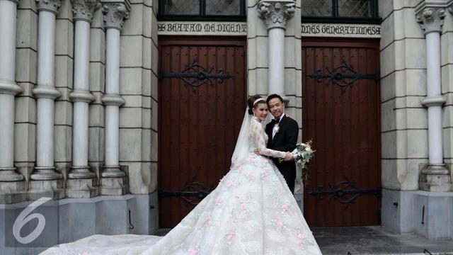 Cantiknya Olga Lydia Kenakan Gaun Pengantin Sepanjang 5 Meter Showbiz Liputan6 Com