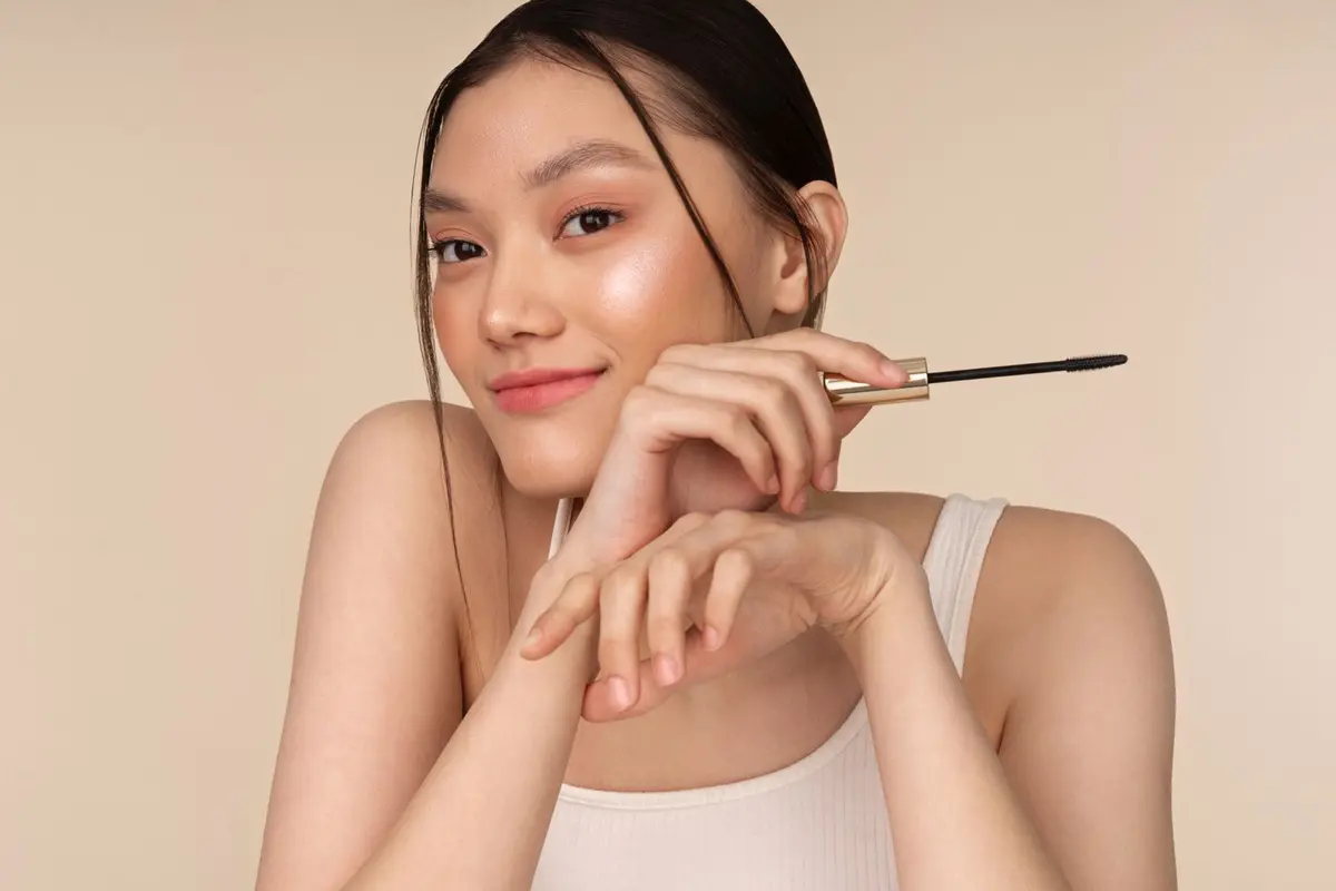Tips Makeup Natural Glowing yang Tahan Lama untuk Acara di Siang Hari [Dok/freepik.com]