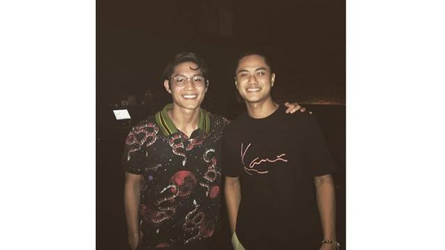 Sabian Tama juga berteman dengan artis lainnya, salah satunya Teuku Rassya.
