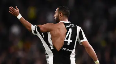 Bek Juventus, Mehdi Amine Benatia bereaksi setelah jerseynya robek ditarik oleh pemain Atalanta, Marten de Roon dalam laga lanjutan Serie A Italia pekan ke-28 di Allianz Stadium, Kamis (15/3). Juventus menang 2-0 atas Atalanta. (MARCO BERTORELLO/AFP)