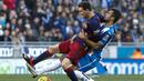 Penyerang Barcelona, Lionel Messi, badannya ditarik gelandang Espanyol, Jordan, pada laga La Liga Spanyol.  Pada pertandingan itu penguasaan bola Barca mencapai 67 persen. (EPA/Qiuque Garcia)