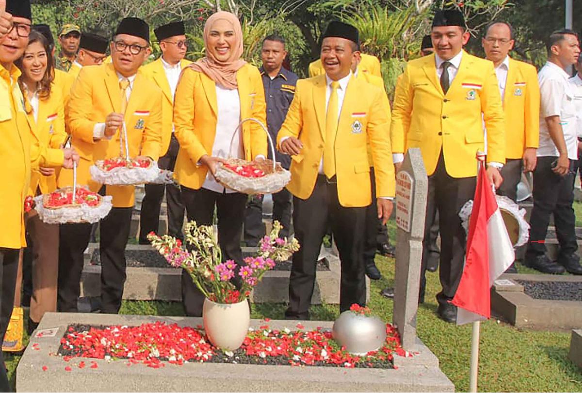 FOTO: Bahlil Lahadalia Pimpin Ziarah TMP Kalibata di HUT ke-61 Partai Golkar