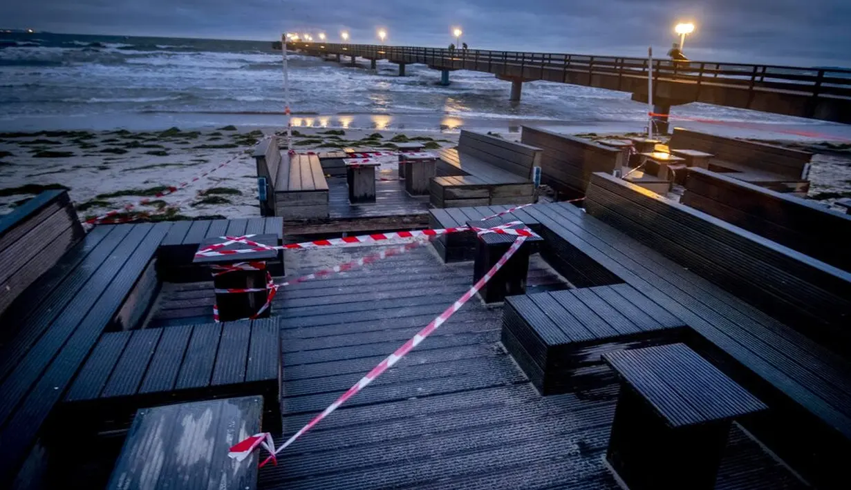 Sebuah bar pantai ditutup karena lockdown di dermaga di Scharbeutz, Jerman, Selasa (5/1/2021). Pemerintah Jerman sepakat memperpanjang lockdown hingga 31 Januari yang sebelumnya akan berakhir pada 10 Januari. (AP Photo/Michael Probst)