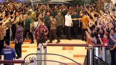 Presiden Joko Widodo menyapa warga ketika tiba di Sun Plaza Medan, Sumatera Utara, Jumat (24/11). Jokowi tiba mengenakan kemeja putih lengan panjang dan celana hitamnya sambil menebar senyum. (Liputan6.com/Johan Tallo)