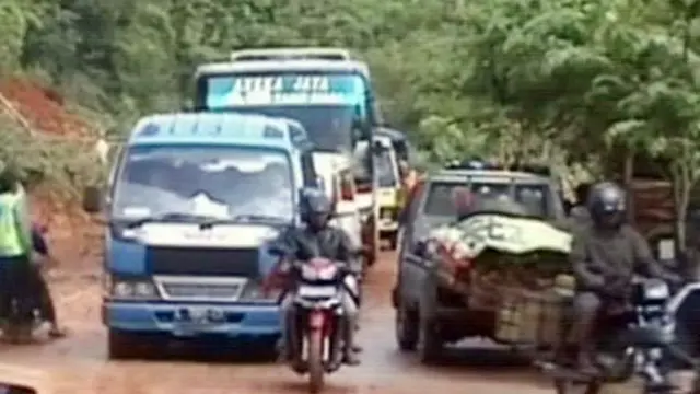 [VIDEO] Ruas Jalan Pacitan-Ponorogo Terbebas dari Longsoran