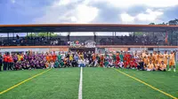 Foto bersama seluruh peserta grand opening&nbsp;lapangan sepak bola berstandar Internasional yang dikelola AYO Indonesia dan kini resmi berganti nama menjadi Tehbotol AYO Arena, Minggu (18/9/2022).