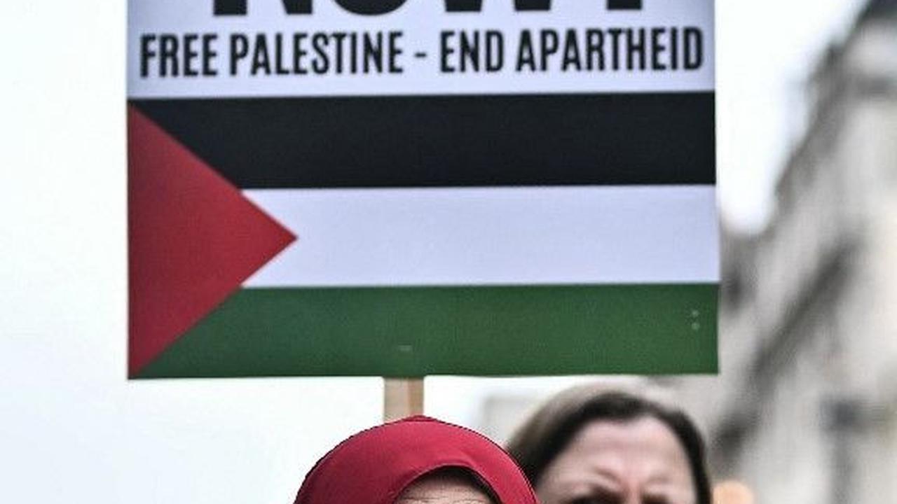 Pengunjuk rasa juga mendesak segera diakhirinya pengepungan Jalur Gaza oleh pasukan Israel. Foto: Ben Stansall/AFP
