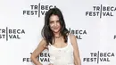 Aktris Katie Holmes berpose saat menghadiri pemutaran perdana "Alone Together" di Teater SVA selama Festival Tribeca 2022 di New York (14/6/2022). Katie tampil dalam balutan gaun maxi crochet putih yang dilengkapi dengan clutch coklat dan kalung serta gelang yang serasi. (AP Photo/Andy Kropa)