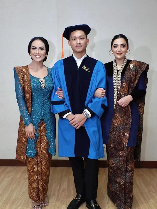 Ashanty pilih kebaya velvet model kutubaru dengan list payet Batik yang dijahit tangan. Krisdayanti tak kalah ningrat kenakan kebaya full payet berwarna biru dengan tone berbeda. [@ashanty_ash].