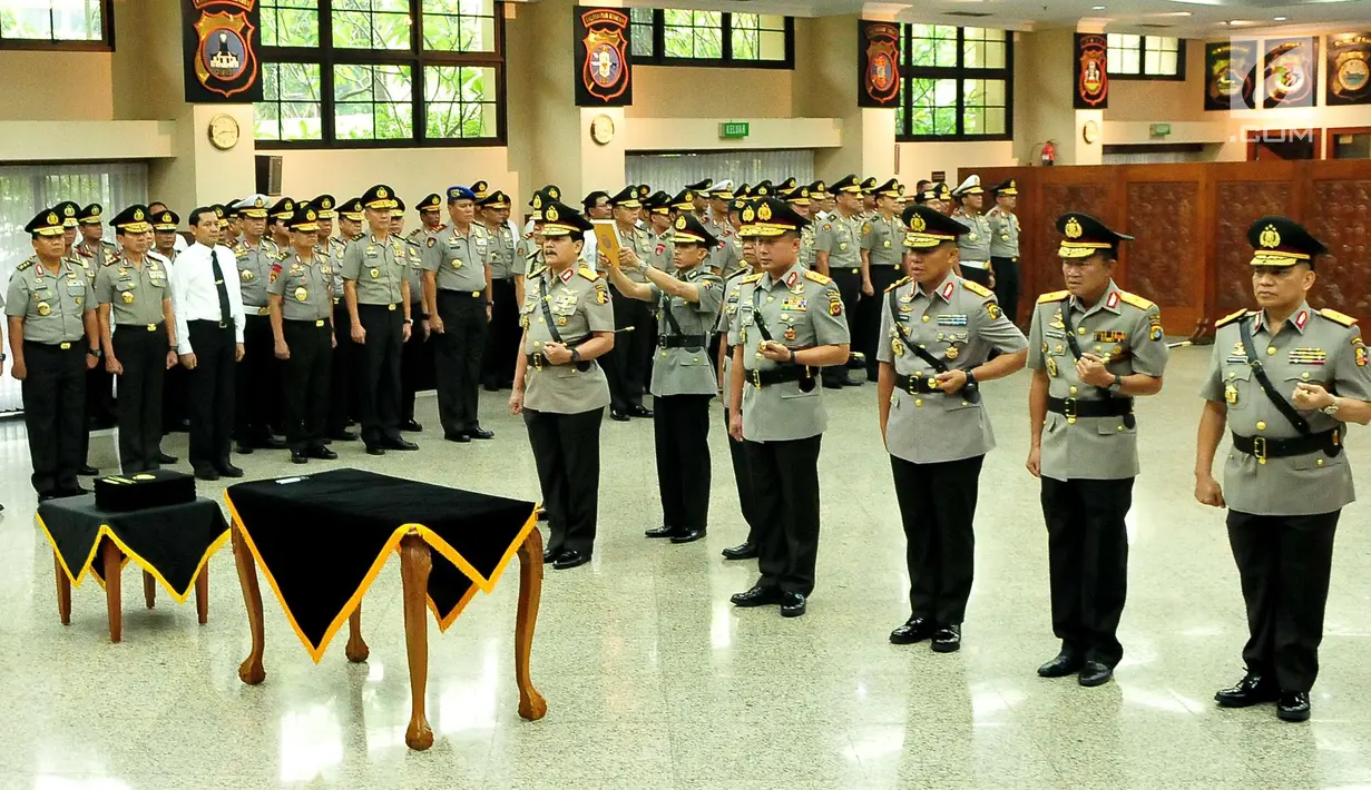 Lima kapolda diambil sumpahnya upacara pelantikan Jabatan di Gedung Rupatama Mabes Polri, Jakarta, Selasa (5/9). Selain lima Kapolda, Kapolri Jenderal Tito Karnavian juga menaikkan pangkat 11 orang pejabat tinggi Polri lainnya. (Liputan6.com/Helmi Afandi)