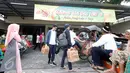 Wisatawan tampak menaiki becak usai berbelanja di pusat oleh-oleh bakpia pathok,Yogyakarta,(10/7). Oleh-oleh khas Yogyakarta, Bakpia pathok menjadi favorit wisatawan untuk dibawa pulang. (Boy Harjanto)