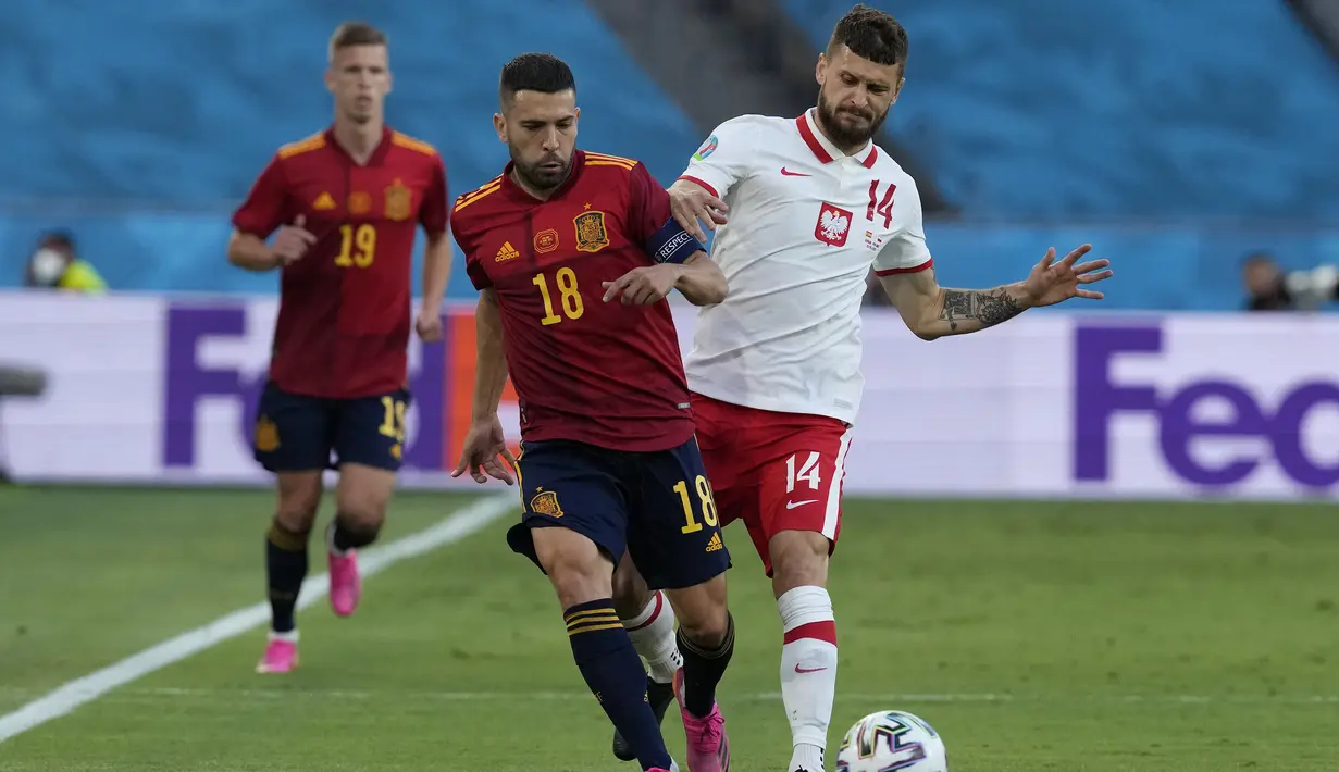 Polandia membuka peluang terlebih dulu di menit ke-6 melalui aksi gelandang Mateusz Klich (kanan). Sepakan kerasnya masih melambung tipis di atas mistar gawang Spanyol. (Foto: AP/Pool/Thanassis Stavrakis)