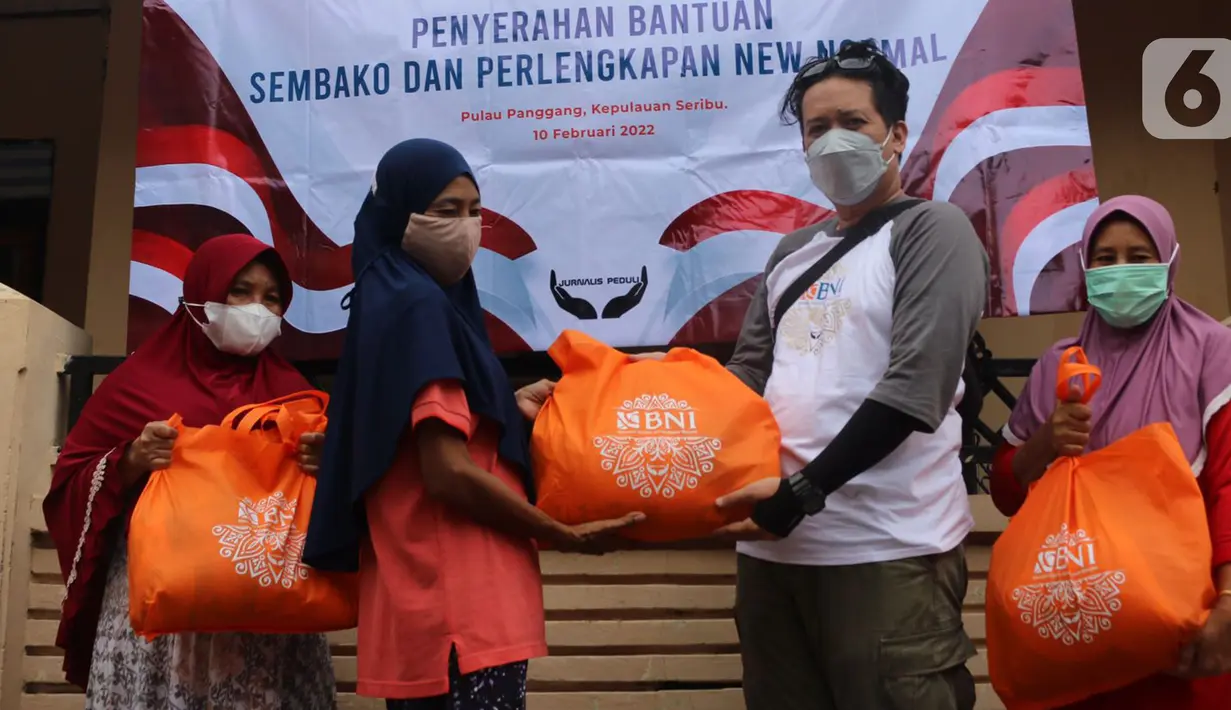 Perwakilan Jurnalis Peduli (kanan) memberikan bantuan paket sembako BNI di Pulau Panggang, Kepulauan Seribu, Kamis (10/9/2022). Paket sembako dan perlengkapan new normal diharapkan dapat membantu warga terdampak pandemi Covid-19 yang saat ini semakin naik. (Liputan6.com/HO/JurnalisPeduli)