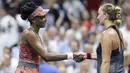 Petenis Amerika Serikat, Venus Williams, bersalaman dengan petenis Ceko, Petra Kvitova, pada turnamen AS Terbuka di New York, Rabu (6/9/2017). Venus Williams menang 6-3, 3-6, 7-6 (7-2) atas Petra Kvitova. (AP/Kathy Willens)