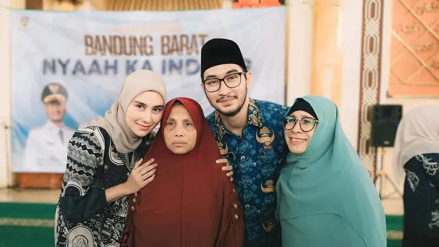 Syahnaz Sadiqah (Istri Jeje Govinda) Kenakan Batik Monokrom Elegan