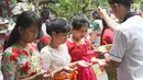 Pemuka agama Hindu memberikan air suci untuk sembahyang di Pura Aditya Jaya, Jakarta, Sabtu (17/3). Nyepi dirayakan dengan melakukan kegiatan keagamaan di pura. (Liputan6.com/Herman Zakharia)
