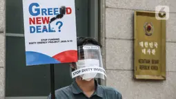 Massa mengenakan pelindung wajah dan masker saat menggelar aksi di depan Kedubes Korea Selatan di Jakarta, Kamis (25/6/2020). Dalam aksinya, mereka meminta Korsel membatalkan rencana pendanan untuk proyek PLTU Jawa 9 dan 10 di Banten yang dinilai merusak lingkungan. (Liputan6.com/Faizal Fanani)