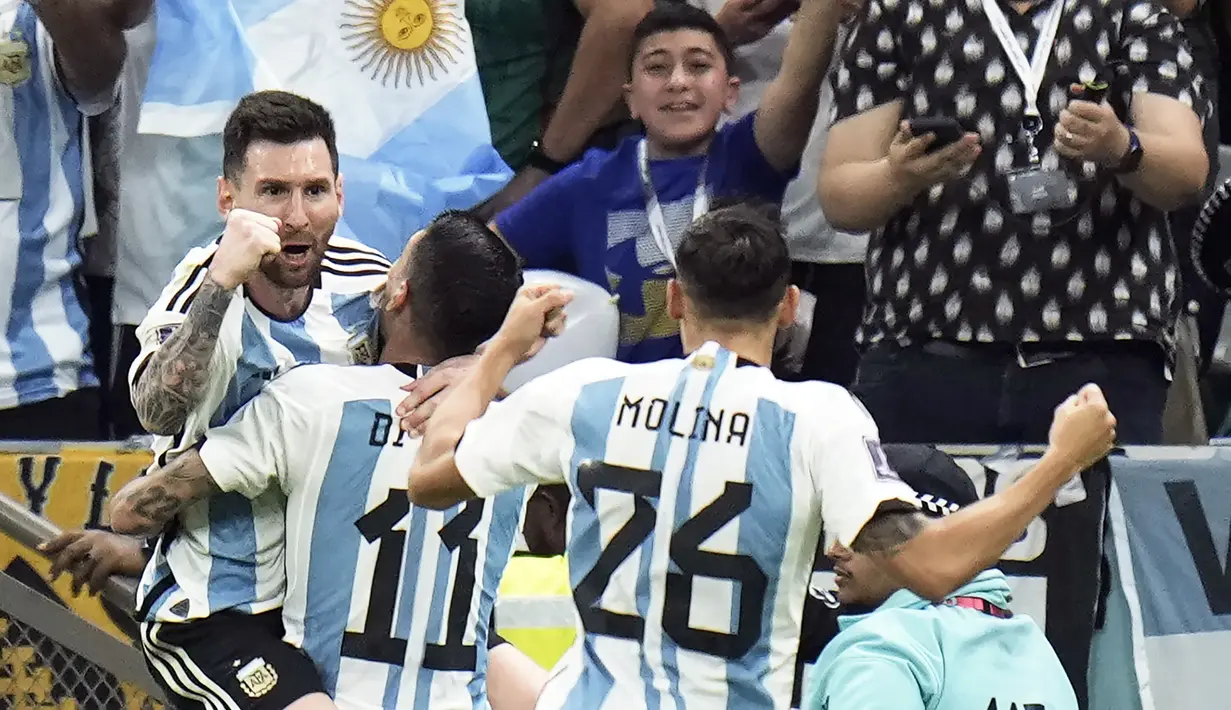 <p>Selebrasi pemain Timnas&nbsp;Argentina, Lionel Messi&nbsp;usai berhasil menjebol gawang&nbsp;Meksiko dalam pertandingan grup G Piala Dunia 2022 yang berlangsung di Lusail Stadium, Qatar, Minggu (27/11/2022). (AP Photo/Hassan Ammar)</p>