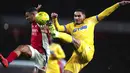 Pemain Arsenal, Gabriel Jesus berebut bola dengan pemain Crystal Palace, Maxence Lacroix pada laga perempat final Carabao Cup 2024/2025 yang berlangsung di Emirates Stadium, London, Inggris, Kamis (19/12/2024) WIB. (AP Photo/Kirsty Wigglesworth)