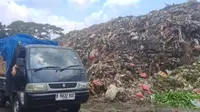 20 Truk Swasta Dikerahkan Angkut Tumpukan Sampah di TPS Pasar Induk Kramat Jati