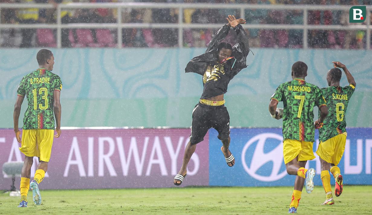 Ada pemandangan unik dan menarik yang dilakukan para pemain Timnas Mali U-17 saat merayakan kemenangan 3-0 atas Argentina pada laga perebutan tempat ketiga Piala Dunia U-17 2023 di Stadion Manahan, Solo, Jumat (1/12/2023) malam WIB. Seperti apa sih selebrasi mereka? (Bola.com/Bagaskara Lazuardi)