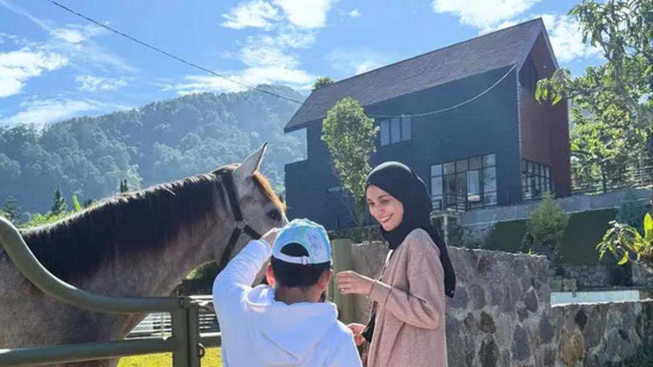 Potret Suasana Rumah Baru Shireen Sungkar di Puncak, Ada Kandang Kuda dan View Gunung yang Menawan