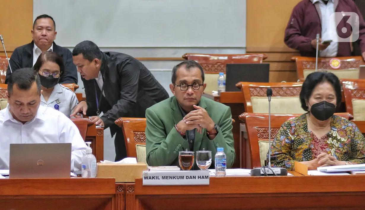 Wakil Menteri Hukum dan HAM RI, Edward Omar Sharif Hiariej mengikuti rapat kerja dengan Komisi III DPR RI di Kompleks Parlemen, Senayan, Jakarta, Rabu (9/11/2022). Rapat tersebut membahas penyampaian penyempurnaan Rancangan Kitab Undang-undang Hukum Pidana (RKUHP) hasil sosialisasi Pemerintah. (Liputan6.com/Angga Yuniar)